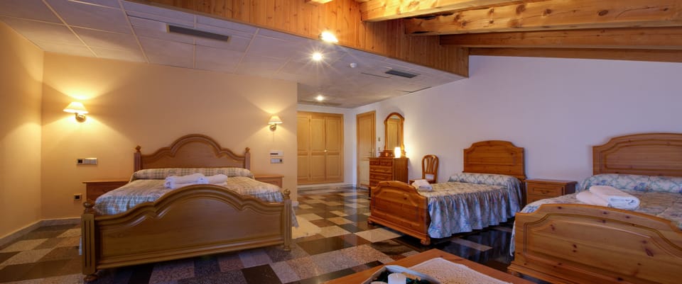 Quadruple Room | In-room safe, desk, blackout drapes, soundproofing