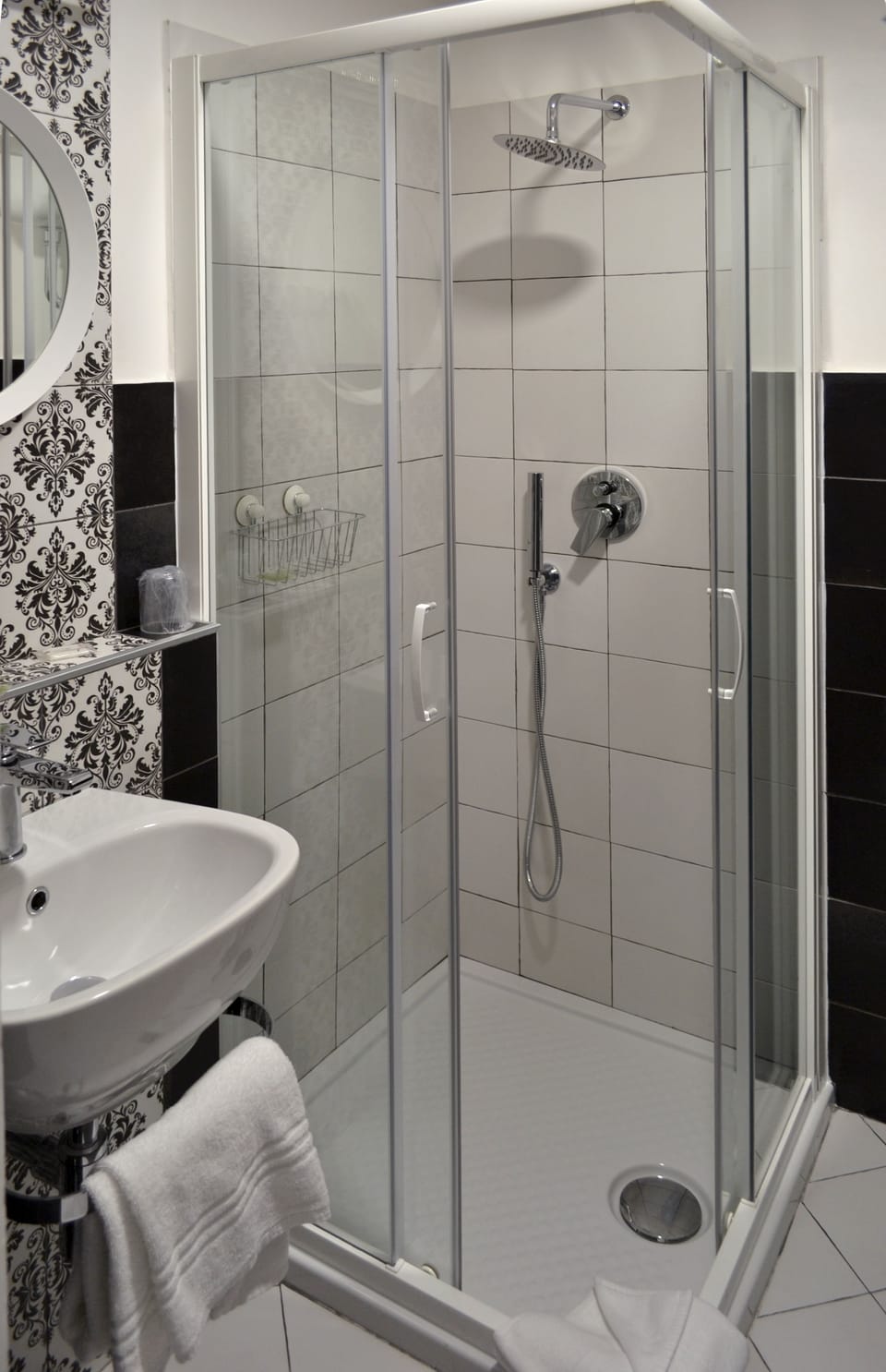 Single Room | Bathroom | Shower, free toiletries, hair dryer, towels