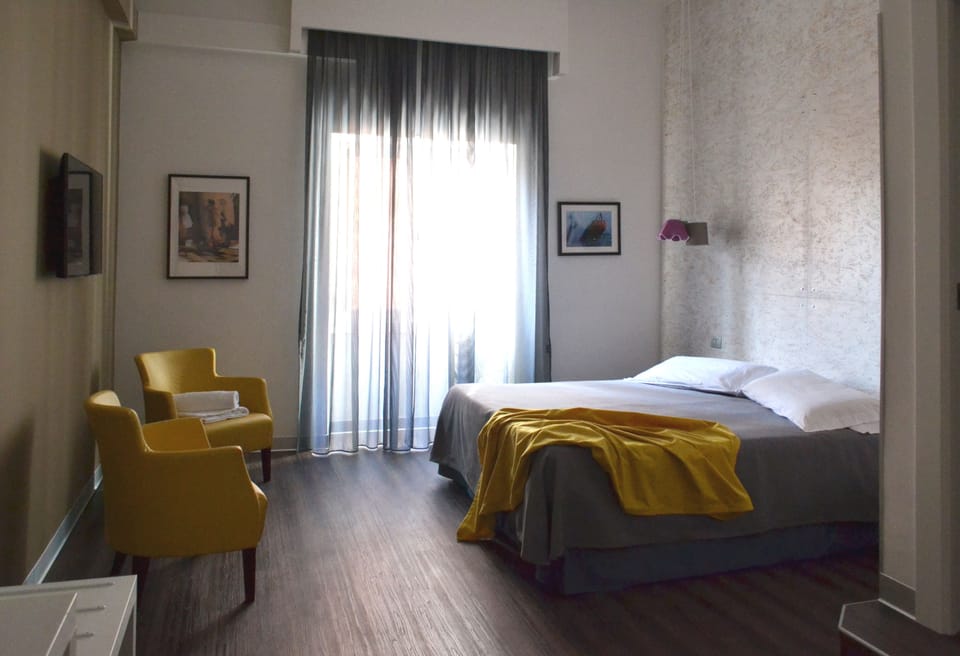 Grand Triple Room | In-room safe, iron/ironing board, free WiFi, bed sheets