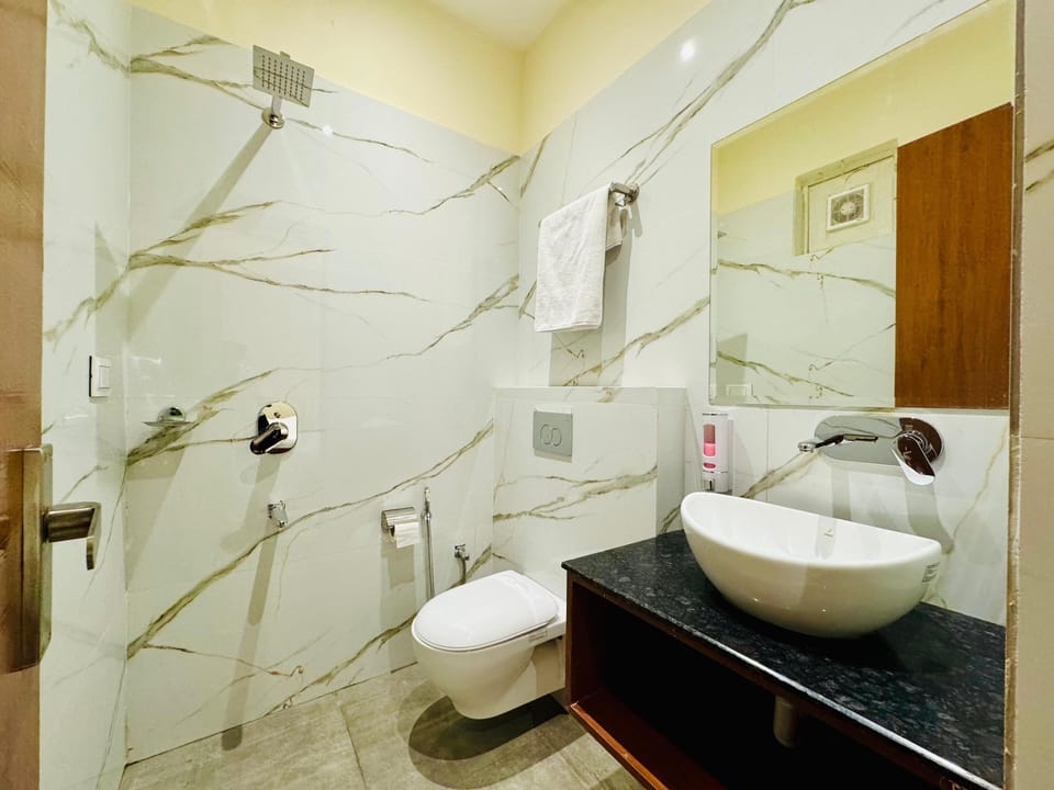Deluxe Room, 1 King Bed | Bathroom | Shower, towels, soap