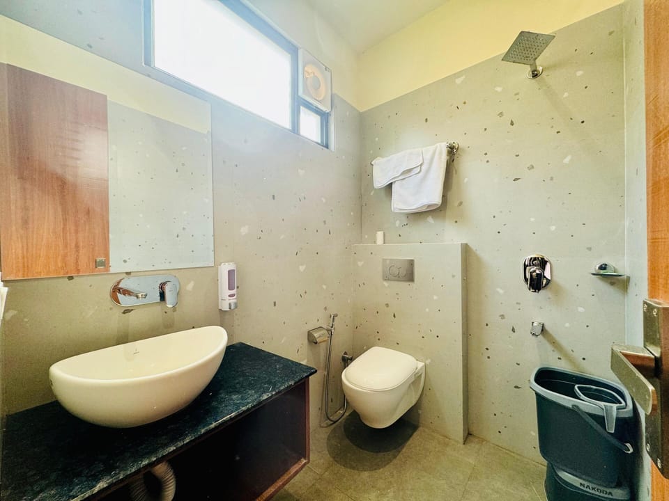Deluxe Triple Room | Bathroom | Shower, towels, soap