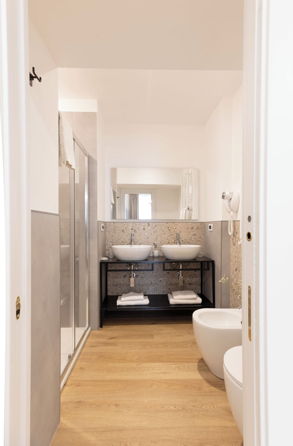 Camera Deluxe Tripla KingSize T4 | Bathroom | Shower, hair dryer, towels, soap