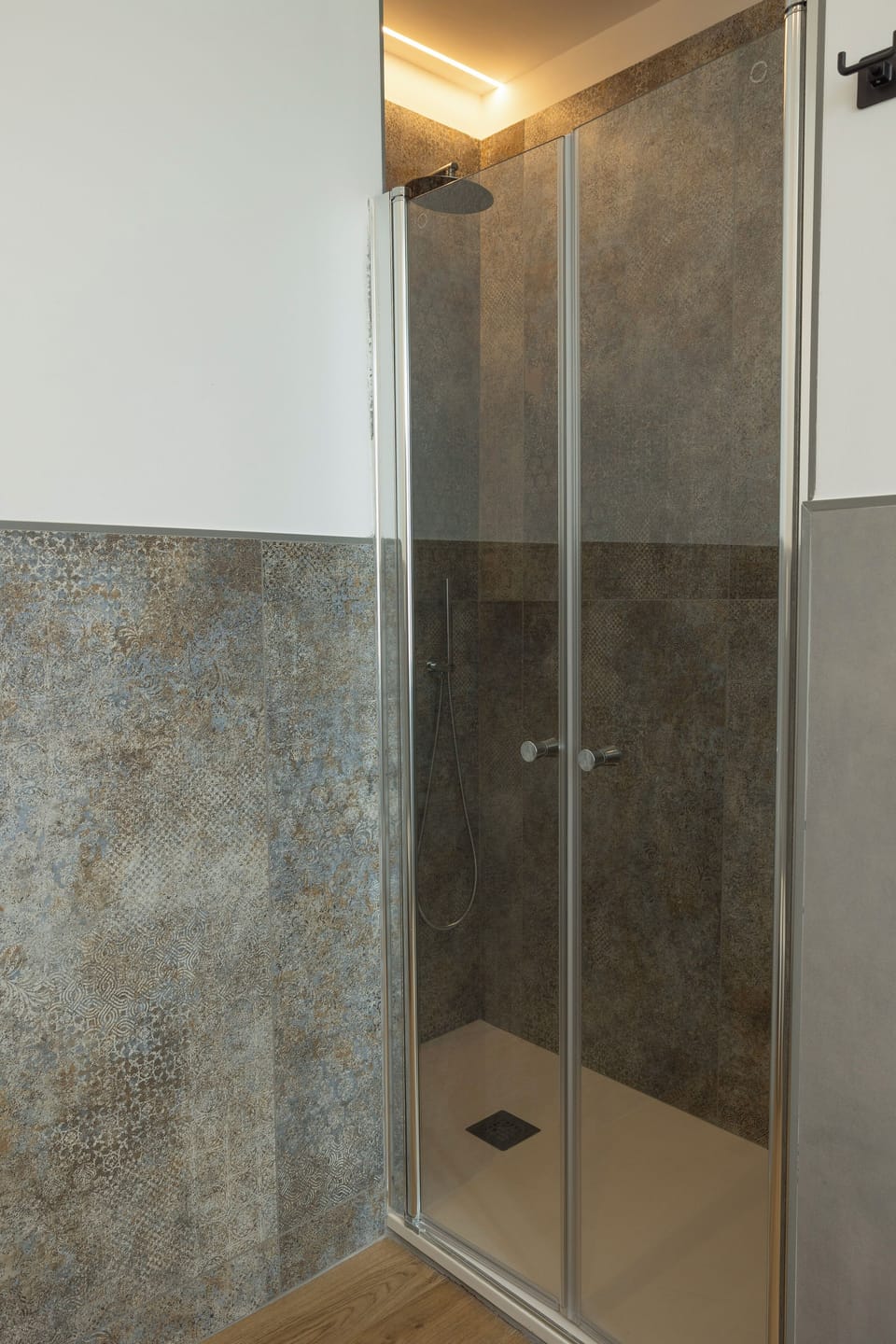 Camera Deluxe Matrimoniale M5 | Bathroom | Shower, hair dryer, bidet, towels