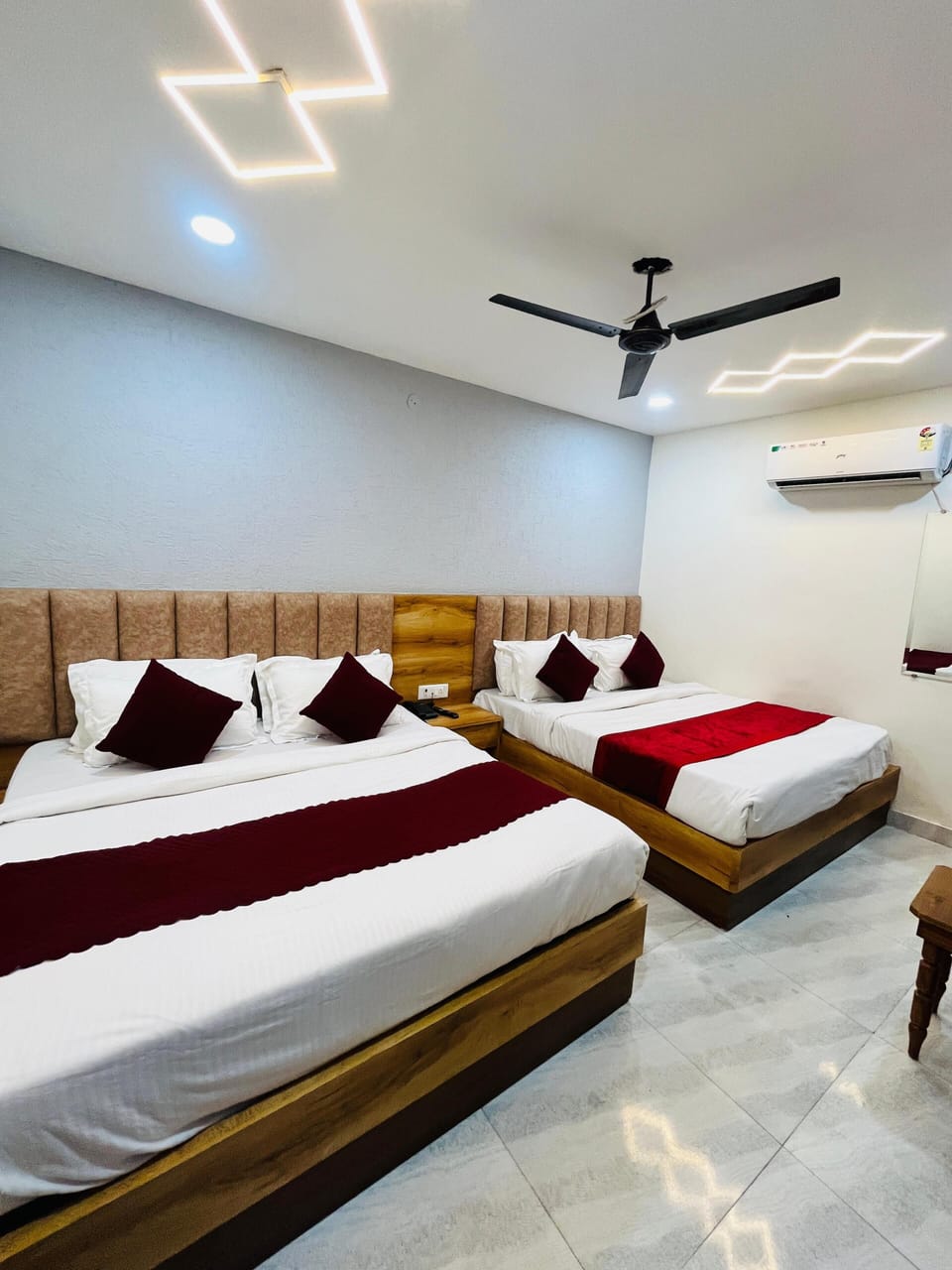 Family Quadruple Room | Laptop workspace, soundproofing, iron/ironing board, free WiFi