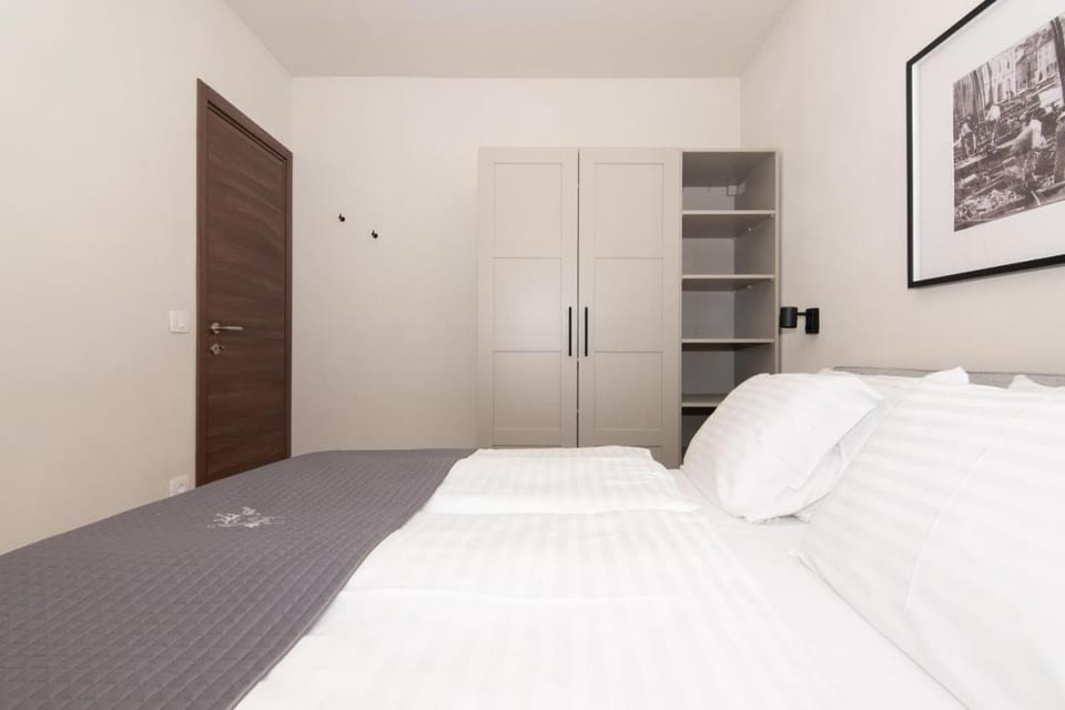 Superior House, 3 Bedrooms | 3 bedrooms, desk, laptop workspace, soundproofing