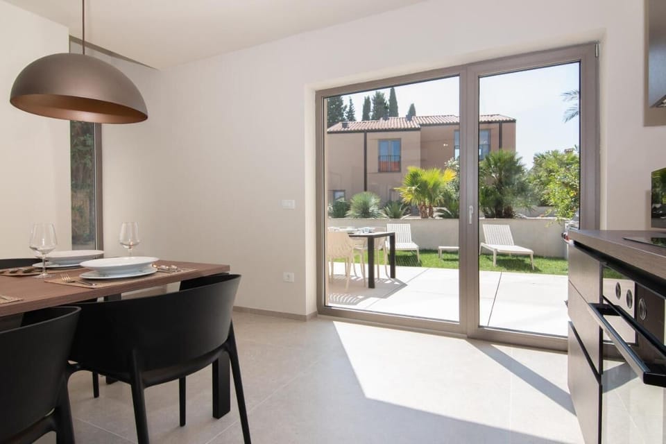 Superior House, 3 Bedrooms | In-room dining