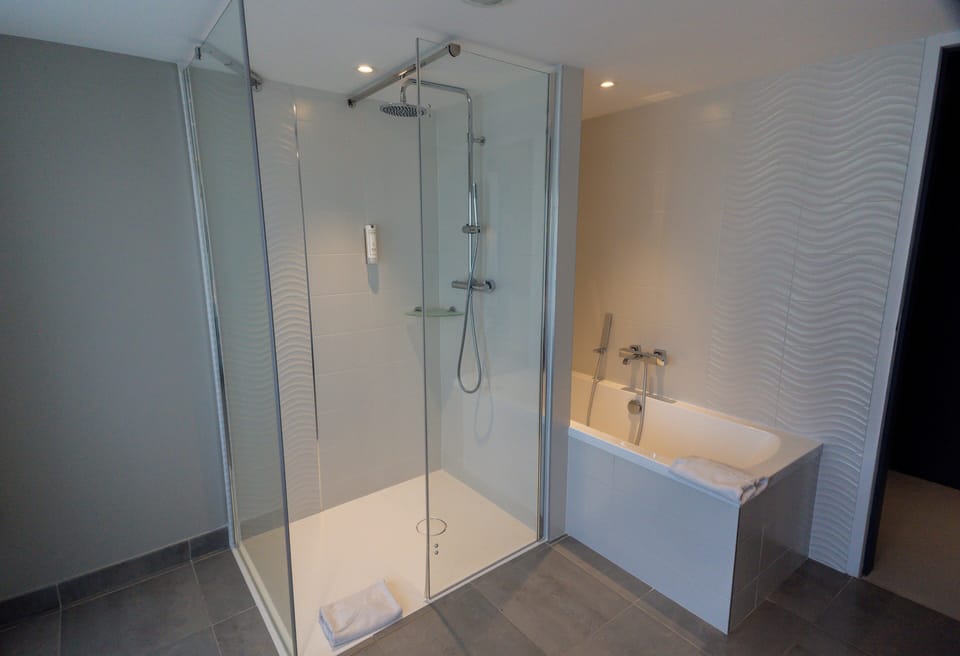 Panoramic Suite with Loire view - with air conditioning | Bathroom | Free toiletries, hair dryer, towels, soap