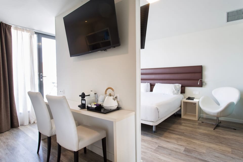 Studio Suite, 1 King Bed, Balcony | Minibar, in-room safe, blackout drapes, soundproofing