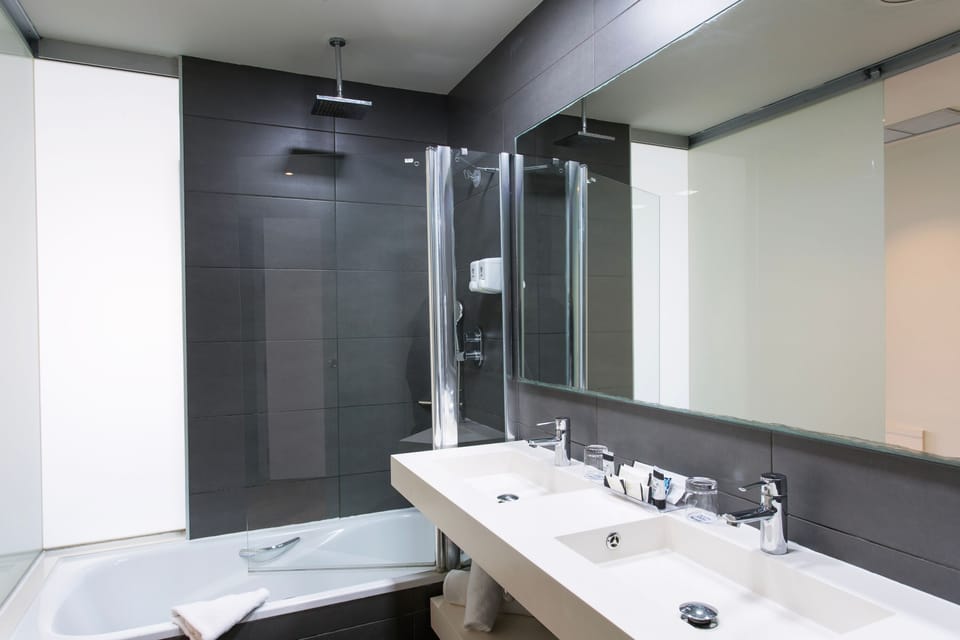 Rainfall showerhead, free toiletries, hair dryer, towels