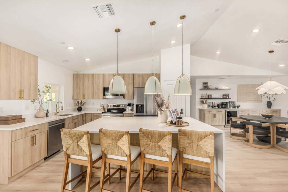 Island seating for 4 and plenty of space for the chef in every group