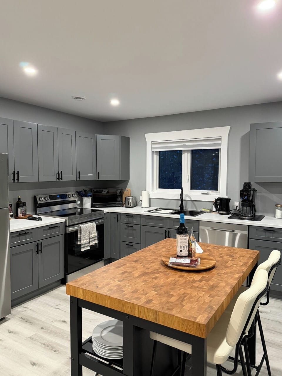 Fully equipped Sunset Bay kitchen with tons of prep space and modern finishes. Cook, snack, and serve with ease.