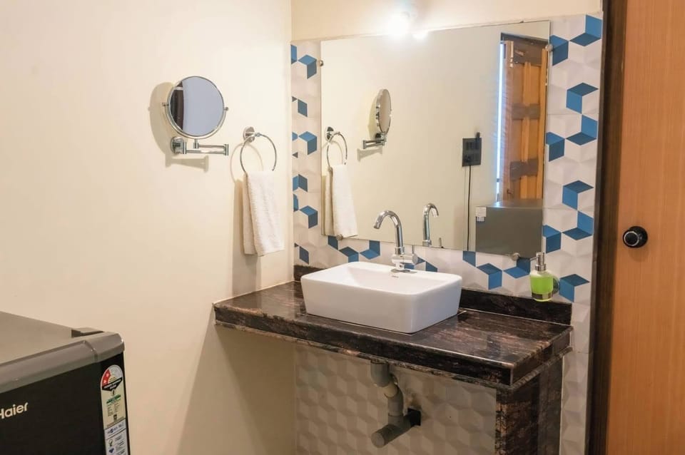 Superior Room | Bathroom | Shower, free toiletries, hair dryer, towels