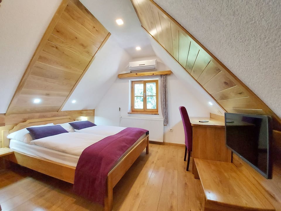 Triple Roof room | In-room safe, desk, free WiFi, bed sheets