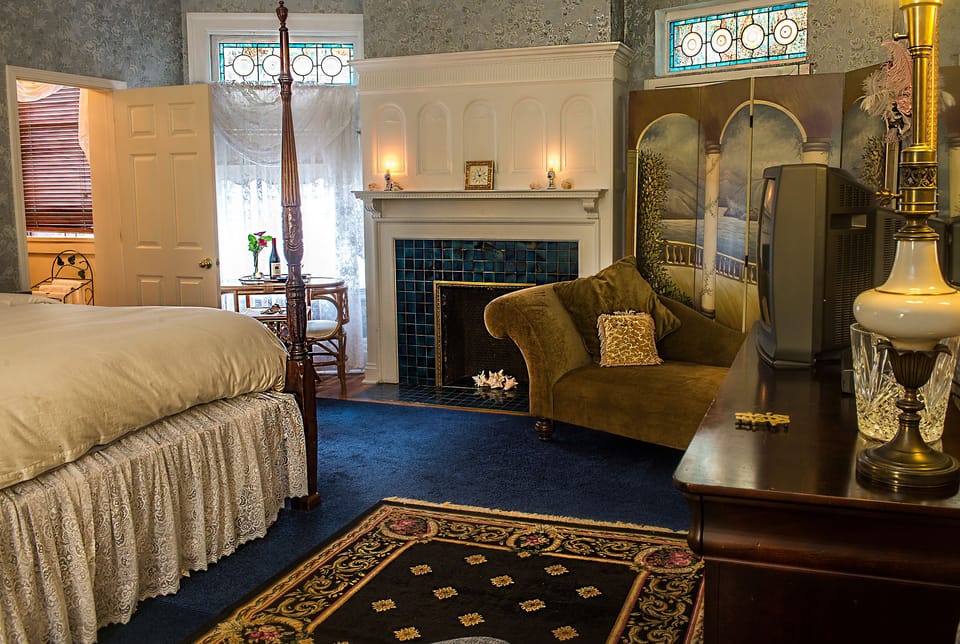 Premium Room, 1 King Bed (Mrs. Boggs Suite) | Premium bedding, free WiFi, bed sheets