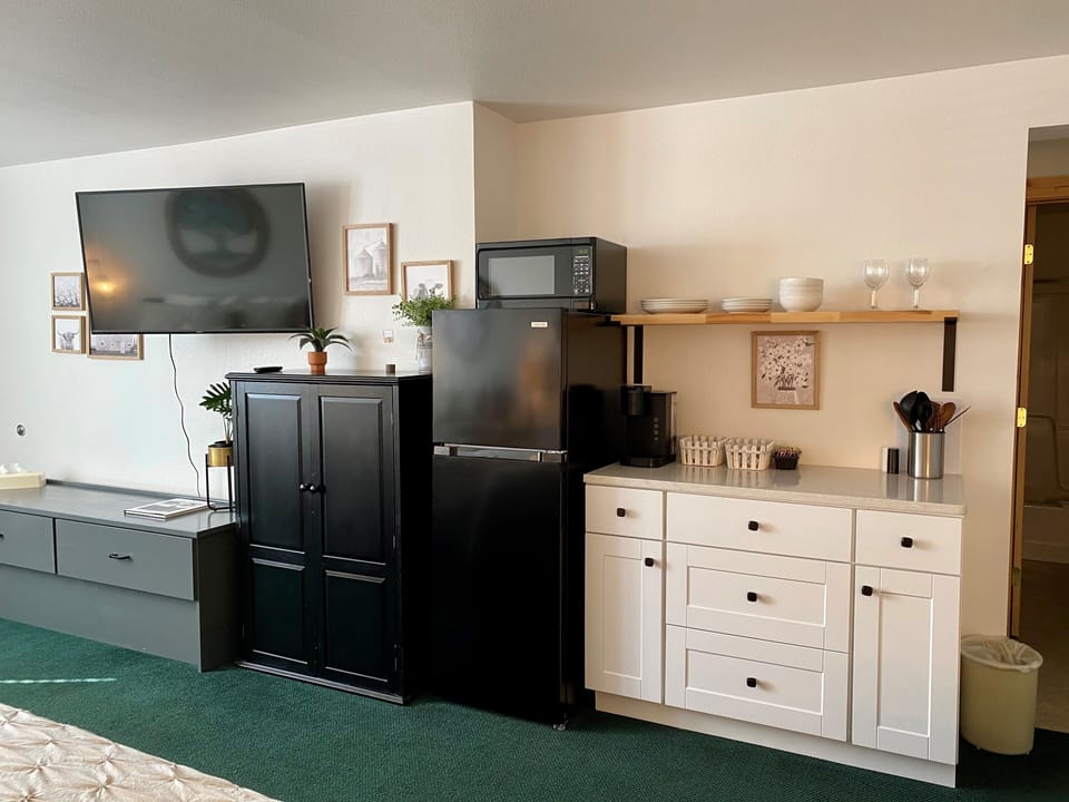 Courtyard King / Queen Suite | Private kitchen | Fridge, microwave