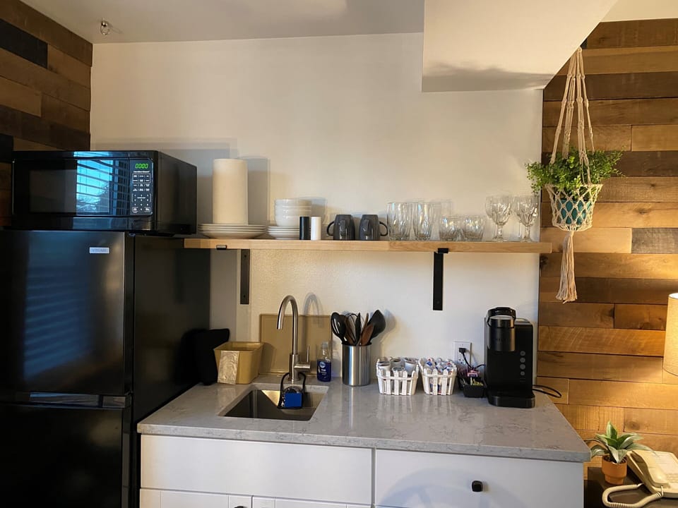 Courtyard King / Queen Suite | Private kitchen | Fridge, microwave