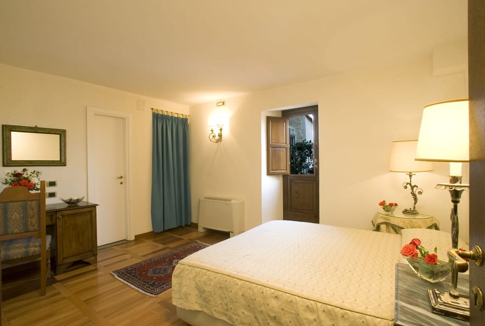 Traditional Double Room, 1 Double Bed | Premium bedding, minibar, desk, free cribs/infant beds