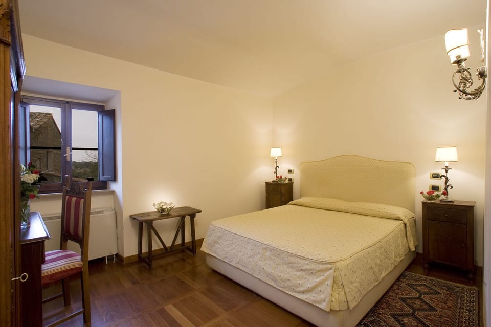Premium bedding, minibar, desk, free cribs/infant beds