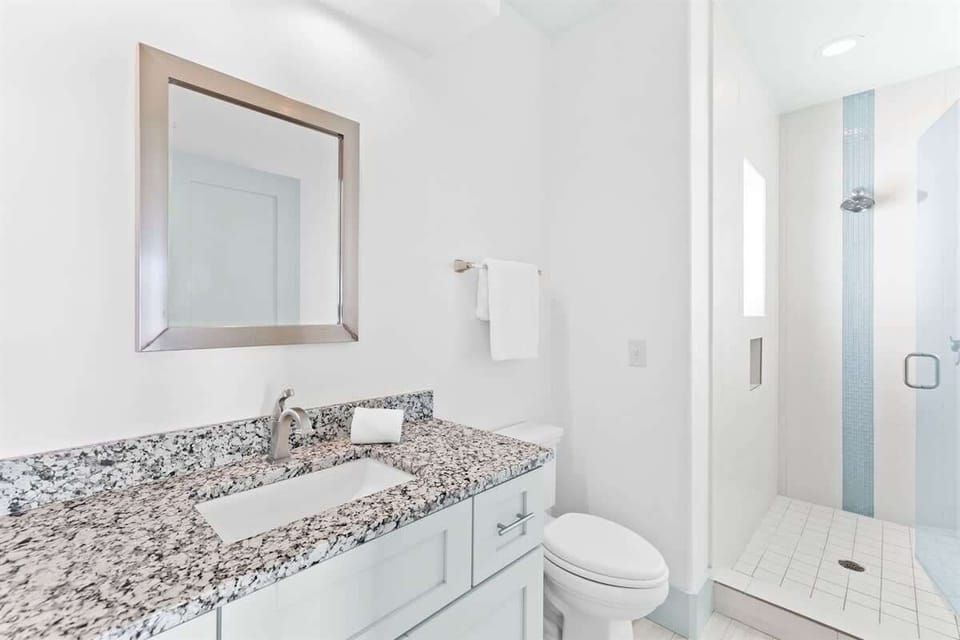 Full Bed- Private Bath
