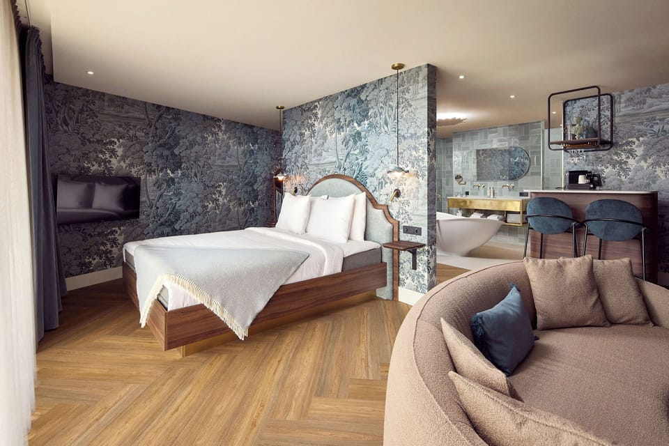 SECRET GARDEN SUITE | Minibar, in-room safe, desk, blackout drapes