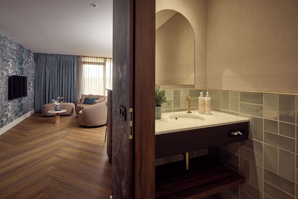 SECRET GARDEN SUITE | Minibar, in-room safe, desk, blackout drapes