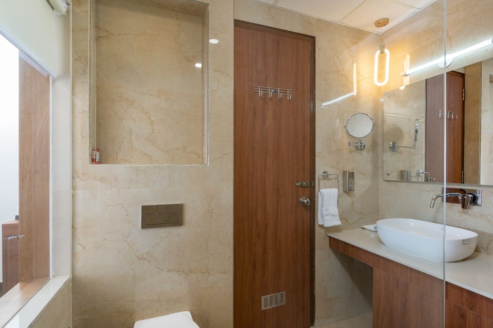 Premium Room | Bathroom | Shower, free toiletries, hair dryer, towels