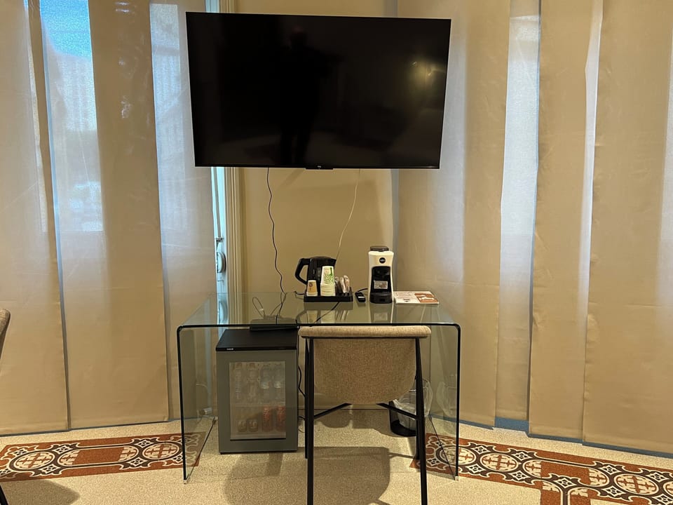 Comfort Studio Suite, 1 King Bed, City View | In-room safe, desk, WiFi (free)