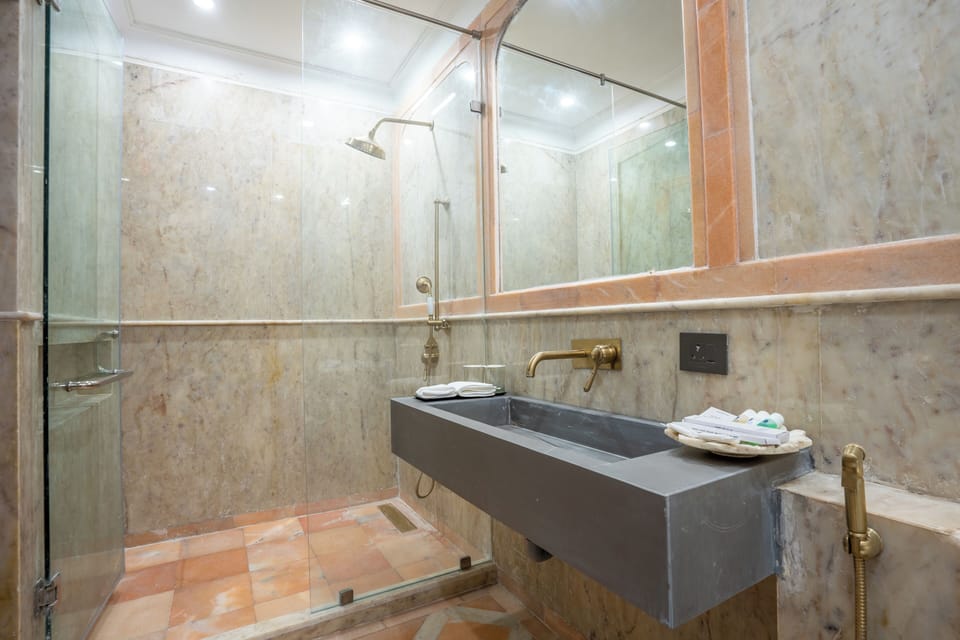 Royal Room | Bathroom | Shower, free toiletries, bathrobes, slippers