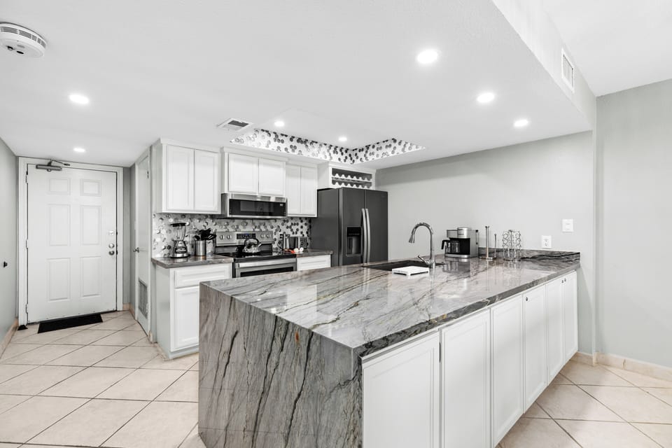 Luxury Condo, 2 Bedrooms, 2 Bathrooms, Oceanfront | Private kitchen | Fridge, microwave, coffee/tea maker