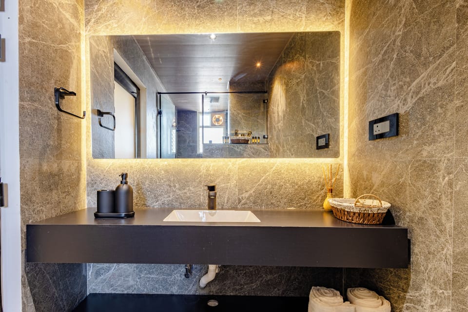 Suite | Bathroom | Shower, free toiletries, towels, soap