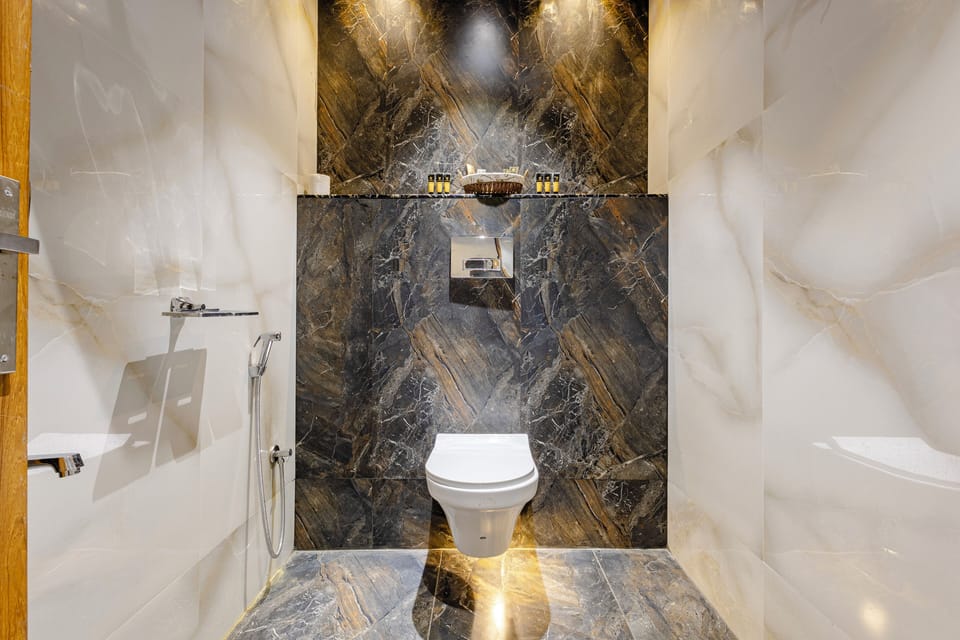 Deluxe Double Room | Bathroom | Shower, free toiletries, towels, soap