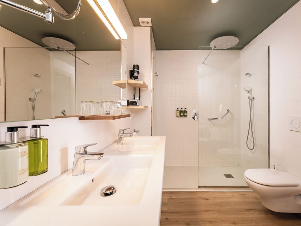 Superior Double Room, Hot Tub | Bathroom | Free toiletries, hair dryer, towels