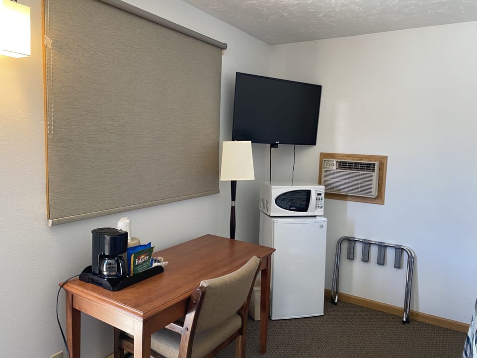 Room, 1 Queen Bed | Free WiFi, bed sheets