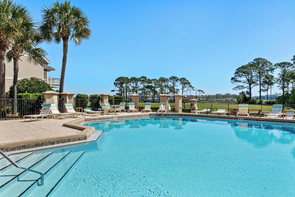 Harbour Pt Community Pool - Lakefront, overlooking Links Golf Course, and Choctaw Bay