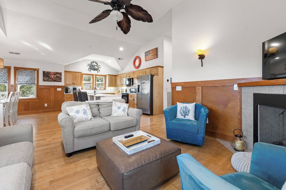 KDN9808: CNU At The Beach | Top Level Living Area