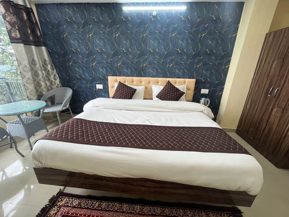 Superior Single Room, Mountain View | Desk, laptop workspace, blackout drapes, soundproofing
