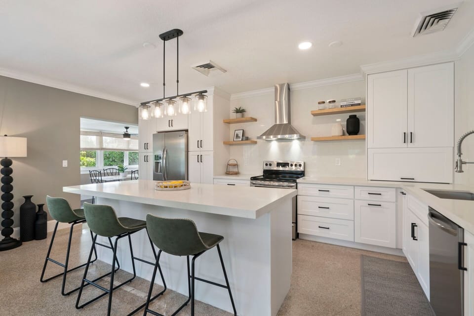 Spacious island and fully equipped kitchen