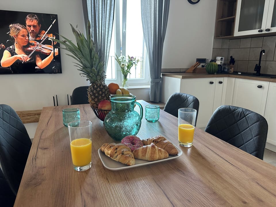 Panoramic Apartment, 2 Bedrooms, Sea View | In-room dining