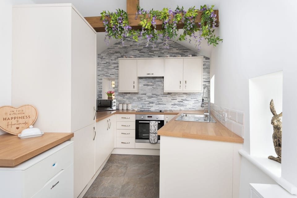 Cottage | Private kitchen | Fridge, microwave, oven, stovetop