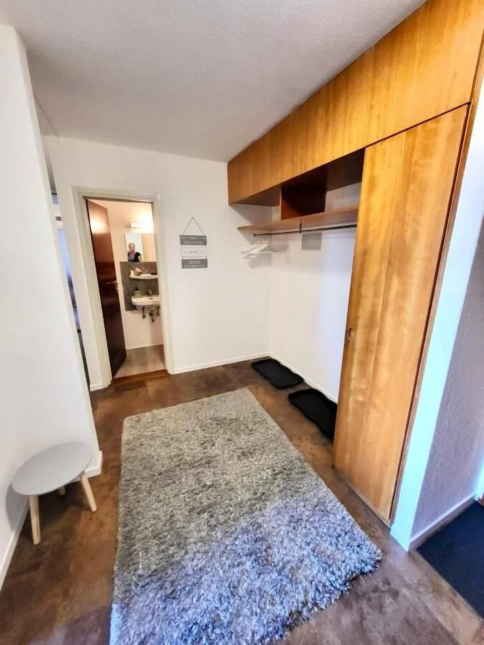 The entrance area with cloakroom