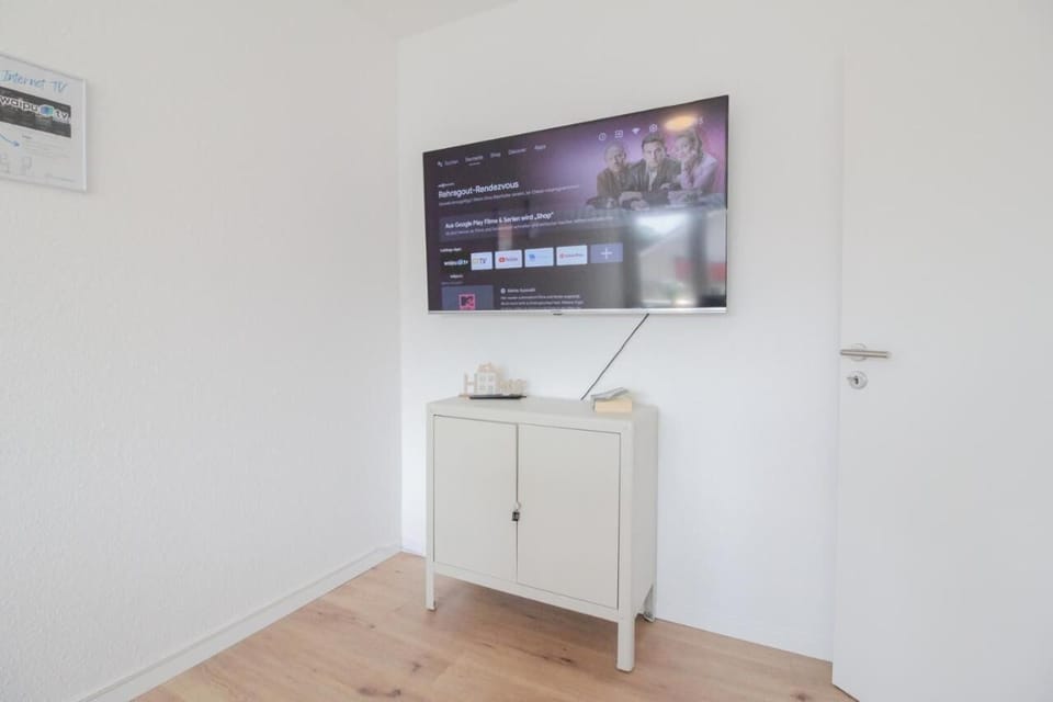 Our dining room with Smart TV (2)