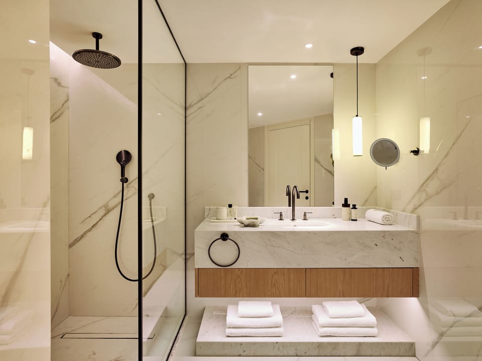 Superior Double Sea View | Bathroom | Combined shower/tub, free toiletries, hair dryer, bathrobes