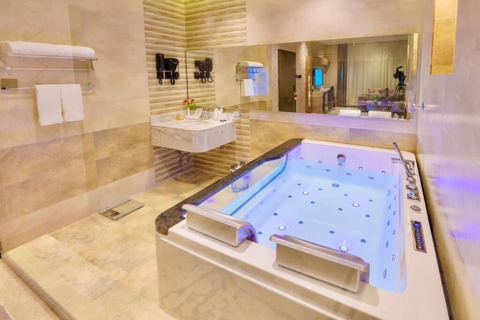 Deluxe Suite with Jacuzzi | Bathroom | Shower, free toiletries, hair dryer, slippers