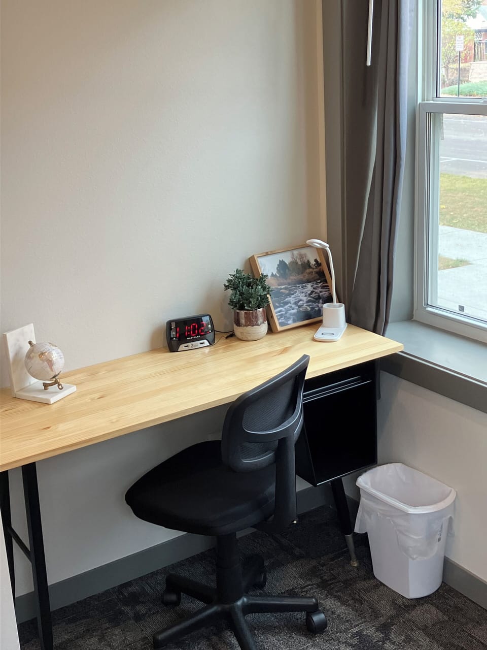 Workstation in the 2nd bedroom.