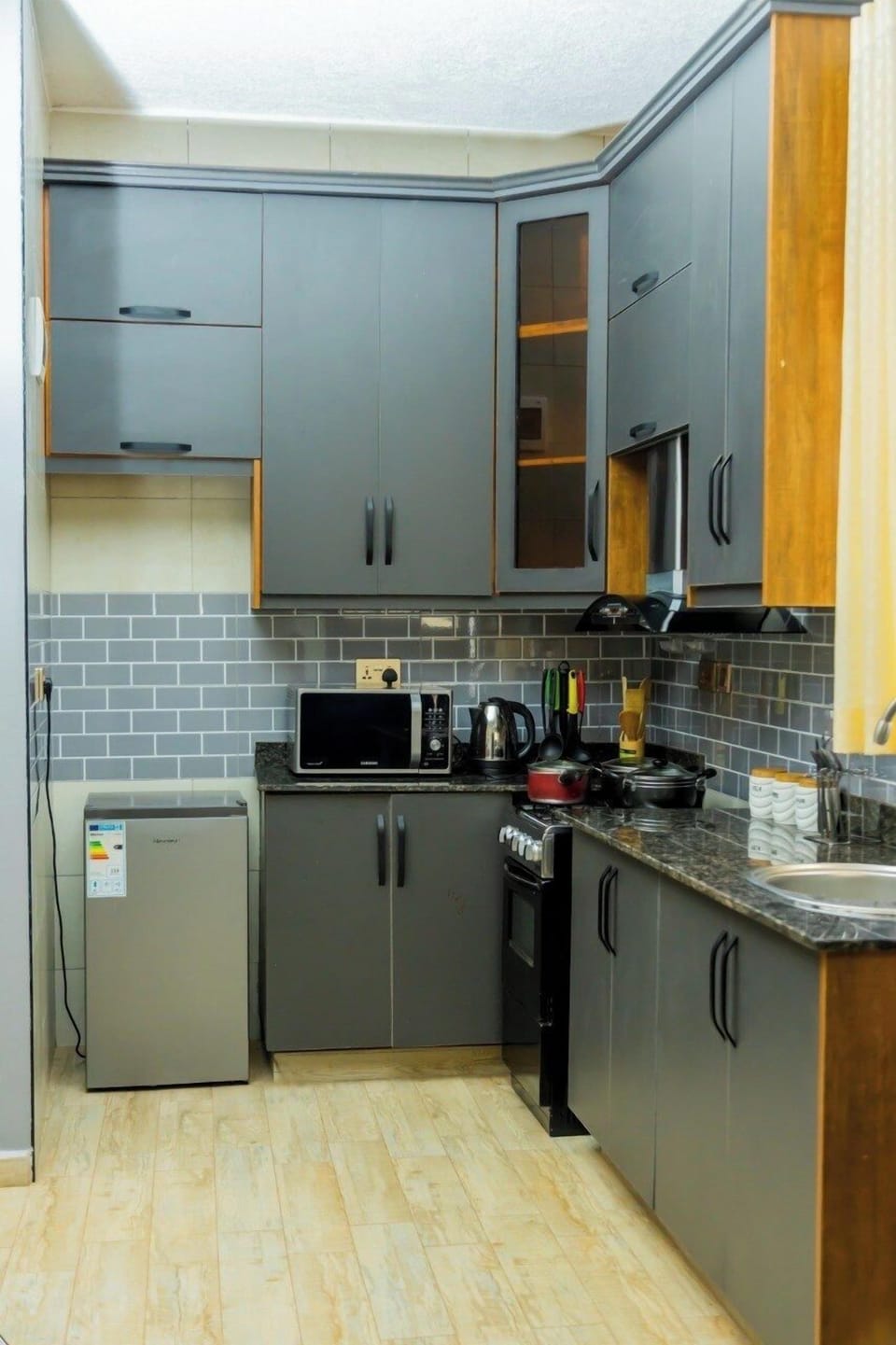 Economy Apartment, City View | Private kitchen | Microwave, oven, stovetop, cookware/dishes/utensils