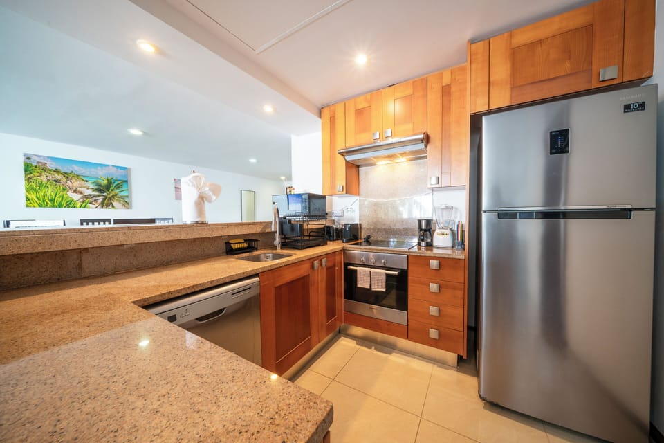 Deluxe Condo, Balcony, Garden View | Private kitchen | Toaster