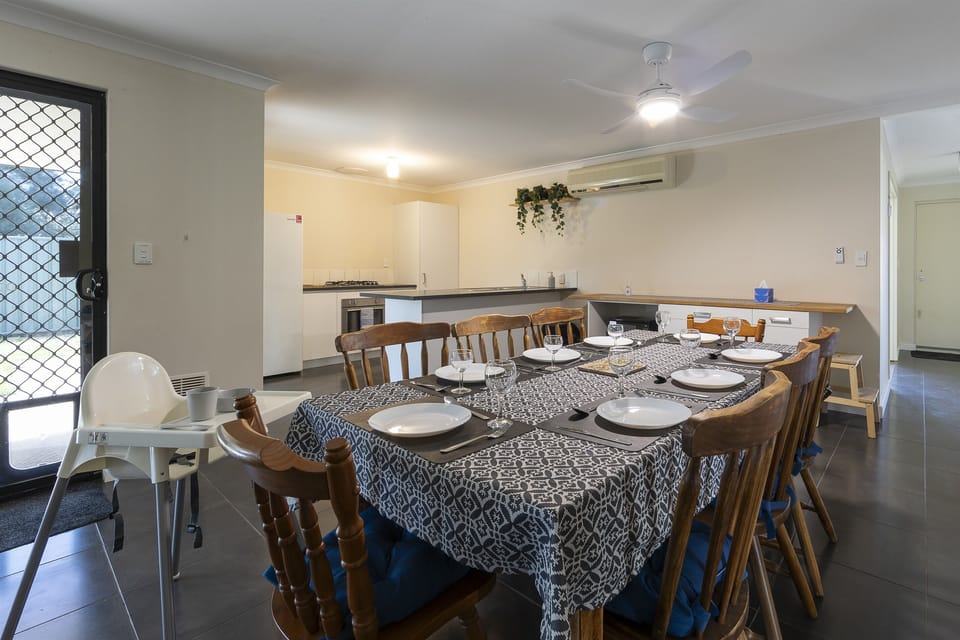 dining/kitchen area