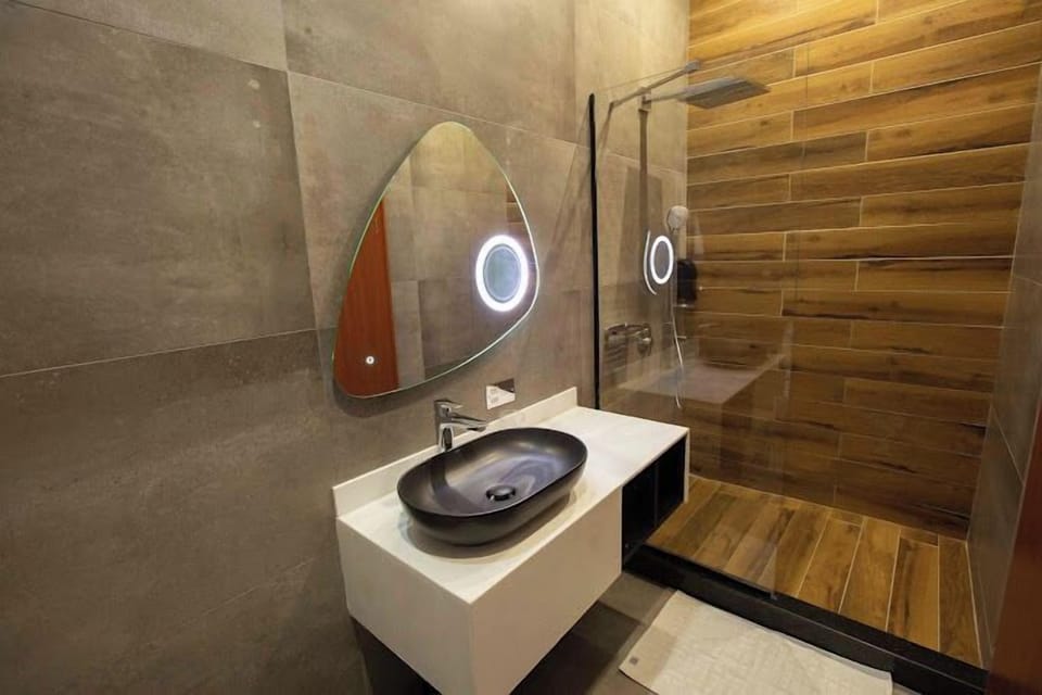 Deluxe Room, Balcony, City View | Bathroom | Free toiletries, hair dryer, towels, soap