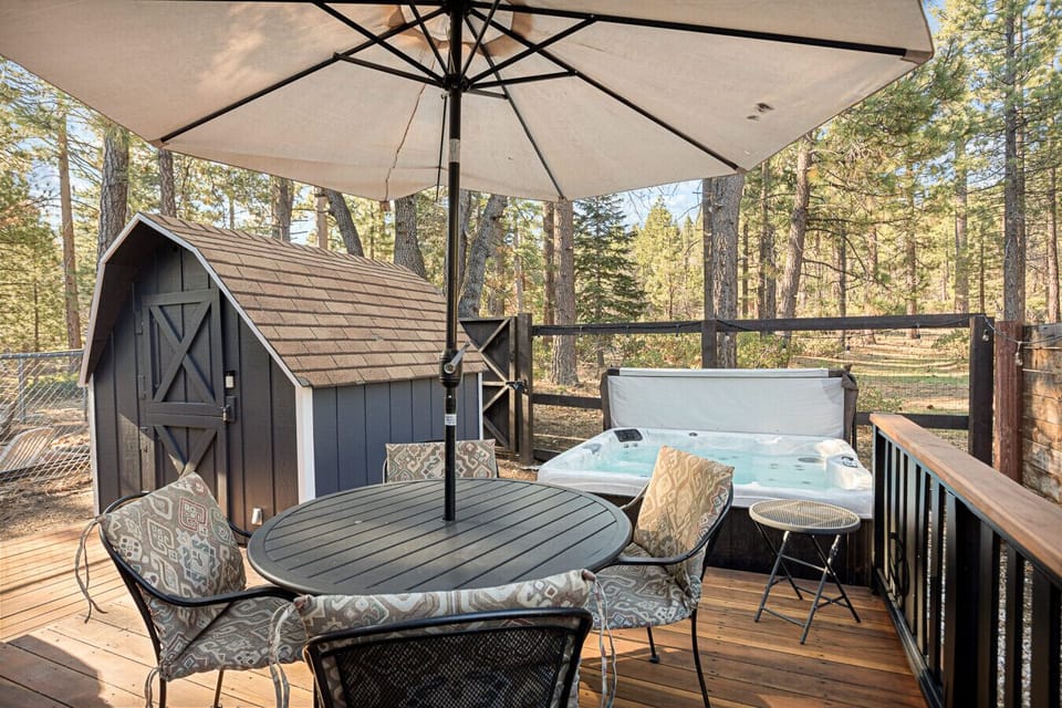 Outdoor jacuzzi vibes with comfort all around.