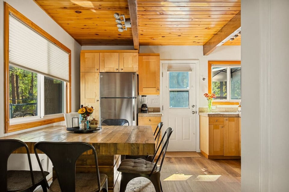 A kitchen bathed in light, equipped with all you need to unleash your culinary creativity.